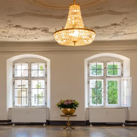 Schloss Huerbel Rosengarten - *