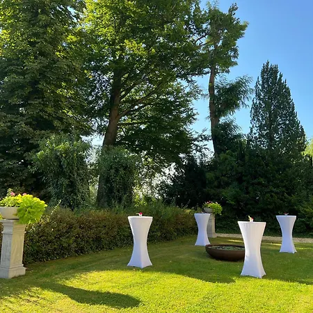 Schloss Huerbel Rosengarten - *